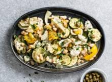 De bonen, ovengroente en ricotta schuif je samen op de bakplaat in de oven. Peterselie en kappertjes erover, klaar ben je.