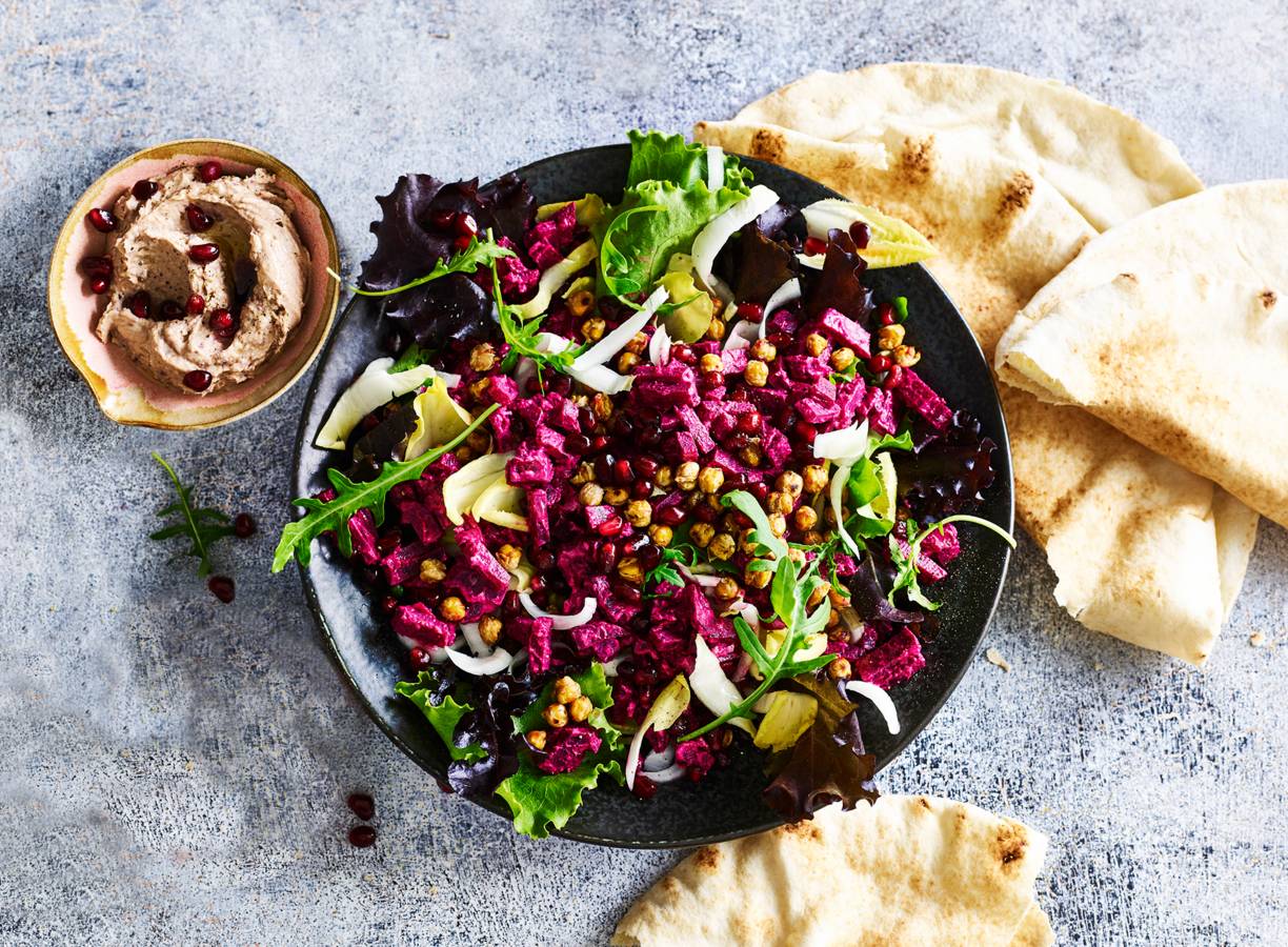 Rode-bietensalade met vijgcranberryhummus en kikkererwten