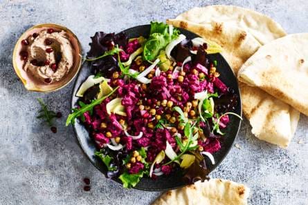 Rode-bietensalade met vijgcranberryhummus en kikkererwten