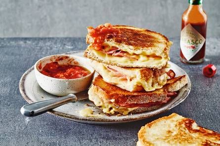 Ultieme pantosti met verse tomatendip