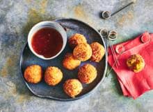 Bitterballen met een vulling van pompoen, geitenkaas en chorizo: need we say more?