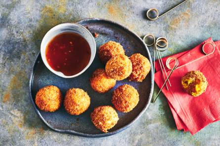 Pompoenbitterballen met geitenkaas en chorizo