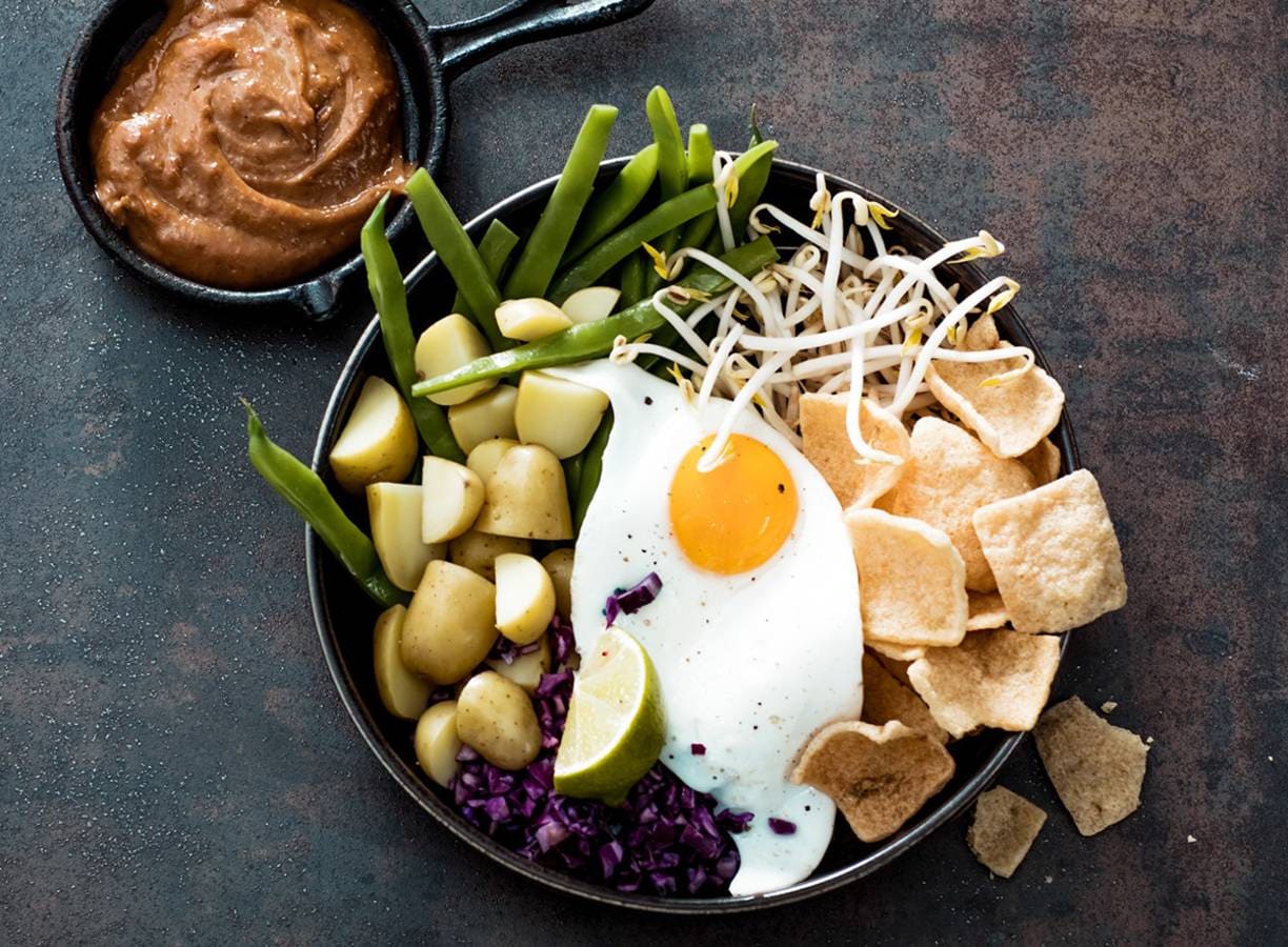 Gadogado met krieltjes, homemade pindasaus en gebakken ei
