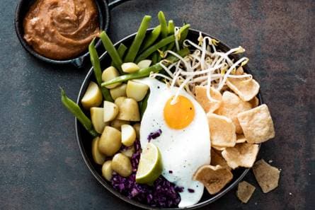 Gadogado met krieltjes, homemade pindasaus en gebakken ei