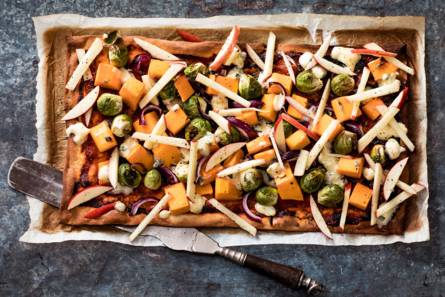 Plaattaart met pompoen, spruiten, salie en romige gorgonzola