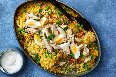 Rijstschotel met bloemkoolrijst, makreel en een gekookt eitje