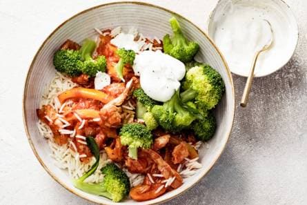 Vegastoof met gele paprika, broccoli & basmatirijst