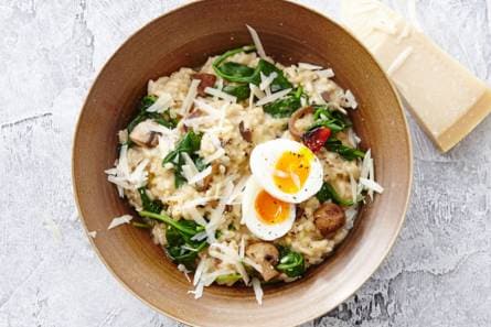Truffel risotto met spinazie en gekookt ei