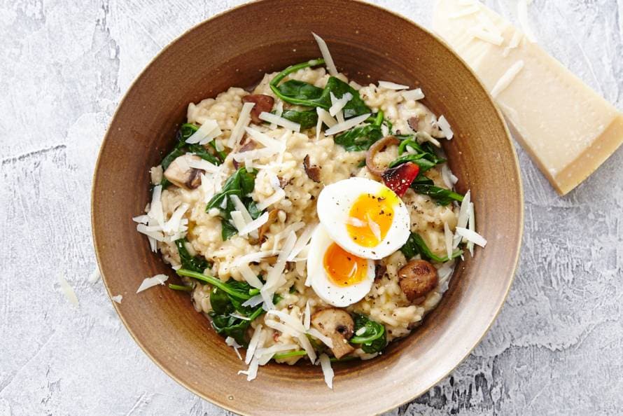 Truffel risotto met spinazie en gekookt ei