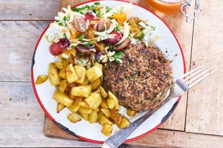 Kipburger met linzen, gebakken aardappeltjes en witlofsalade