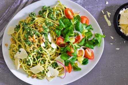 Spaghetti met boerenkoolpesto & cherrytomaten