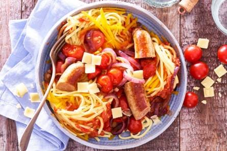 Spaghetti van zoete aardappel met tomaat & Catelaanse worstjes