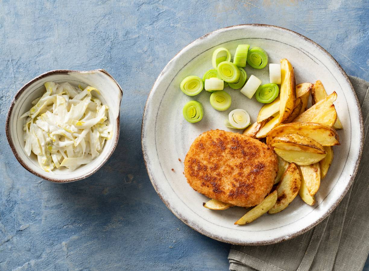Kabeljauwburger met prei, ovenaardappeltjes en witlofsalade