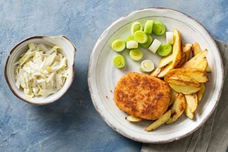 Kabeljauwburger met prei, ovenaardappeltjes en witlofsalade