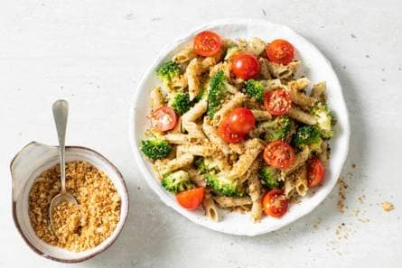 Pasta pesto met broccoli, knoflookkruim en cherrytomaten