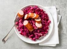 Vandaag is rood, de kleur van de kool en bieten in deze stamppot. Dubbel lekker!