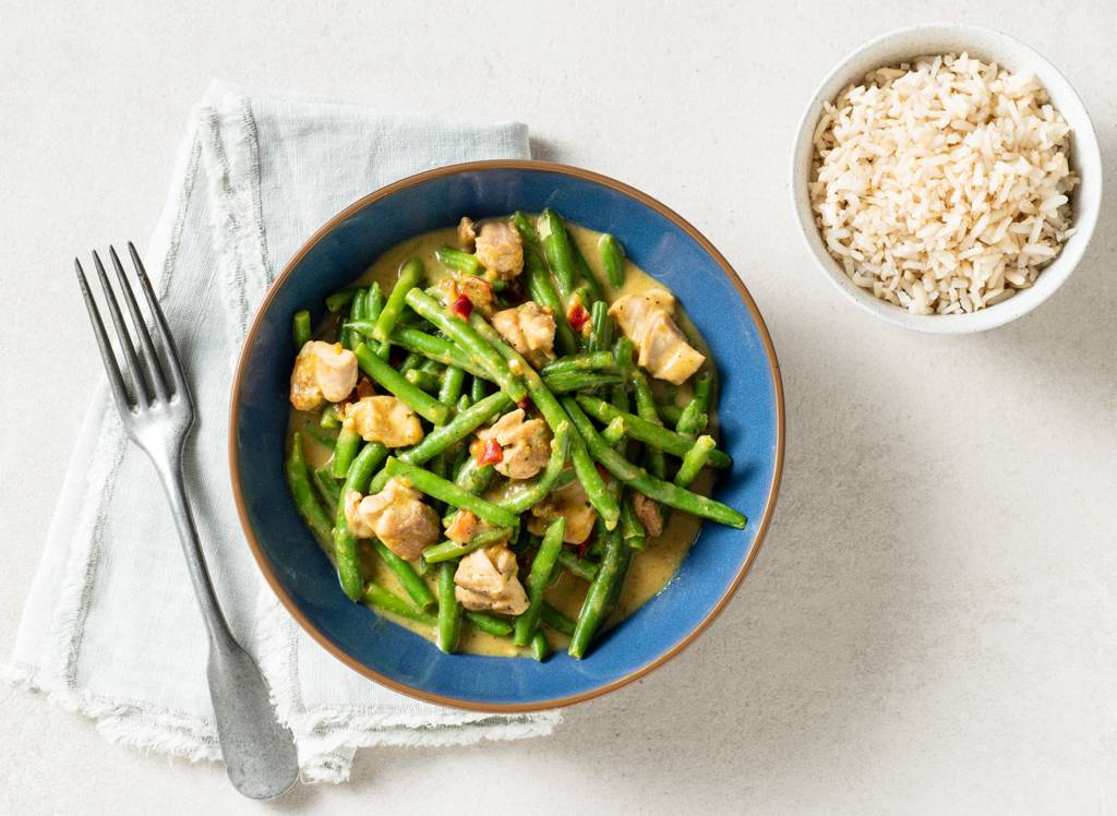 Romige kipcurry met rijst en sperziebonen