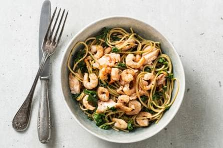 Romige spaghetti met spinazie, zalm en garnalen