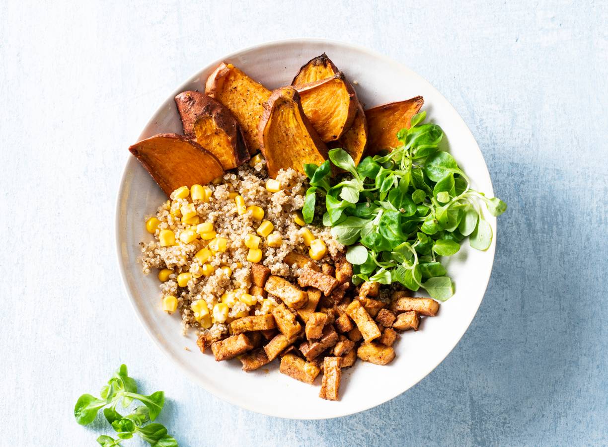 Vegan tofu bowl met quinoa