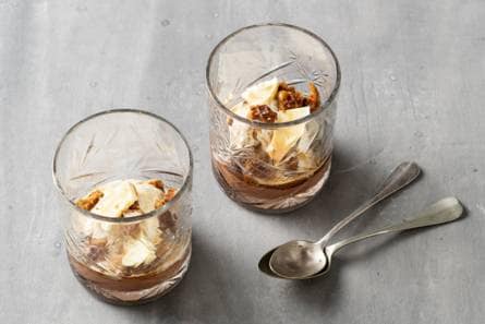 Witte-chocoladeijs met espresso, chocolade en stroopwafel