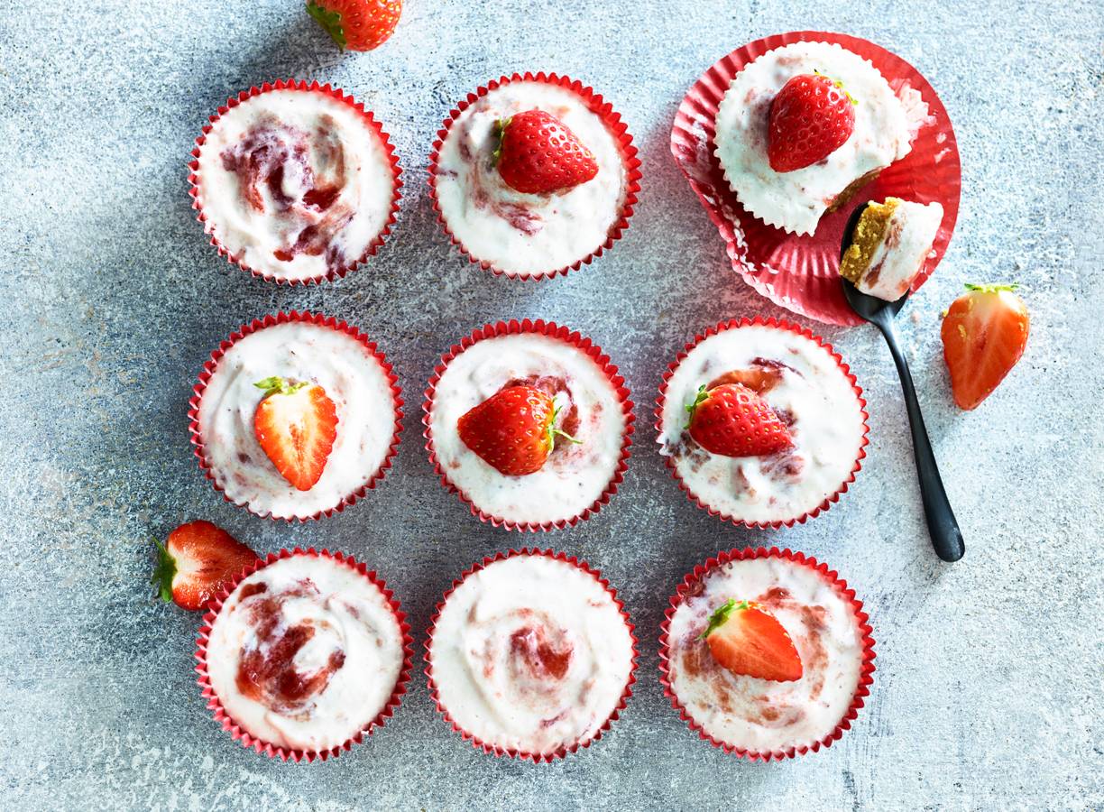 No-bake aardbeienkwarktaartjes