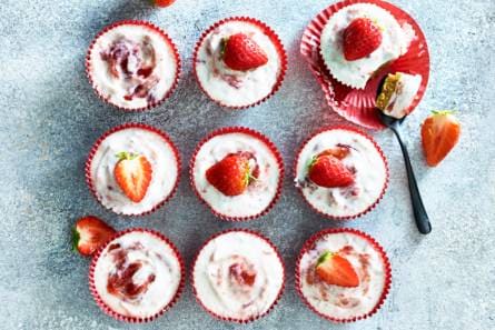 No-bake aardbeienkwarktaartjes