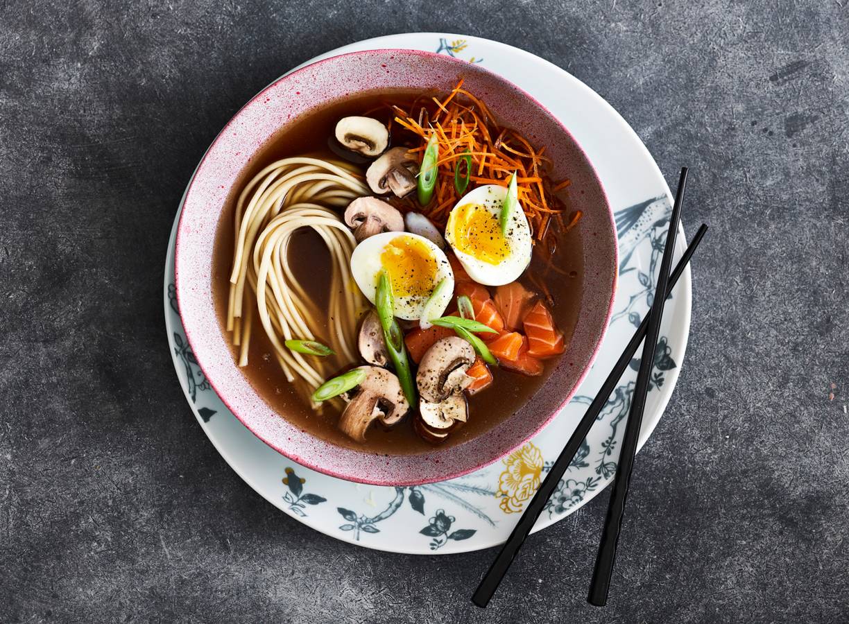 Udon noedelsoep met zalm en groenten