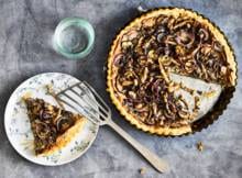 Zeg je herfst, dan zeg je paddenstoelen. Lekker in een quiche met ui en champignons!