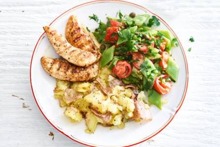 Malse kipfilethaasjes met snijbonensalade en ovenaardappelen