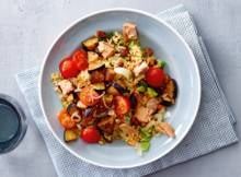 Pilav van zilvervliesrijst met tonijn, tomaat en aubergine
