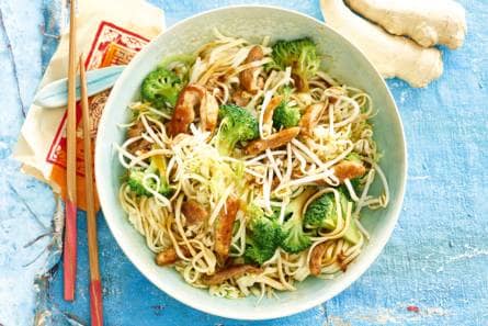 Chinese roerbak met scharrelkip en noedels