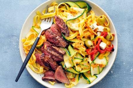 Tagliatelle met biefstuk en paprikatapenade