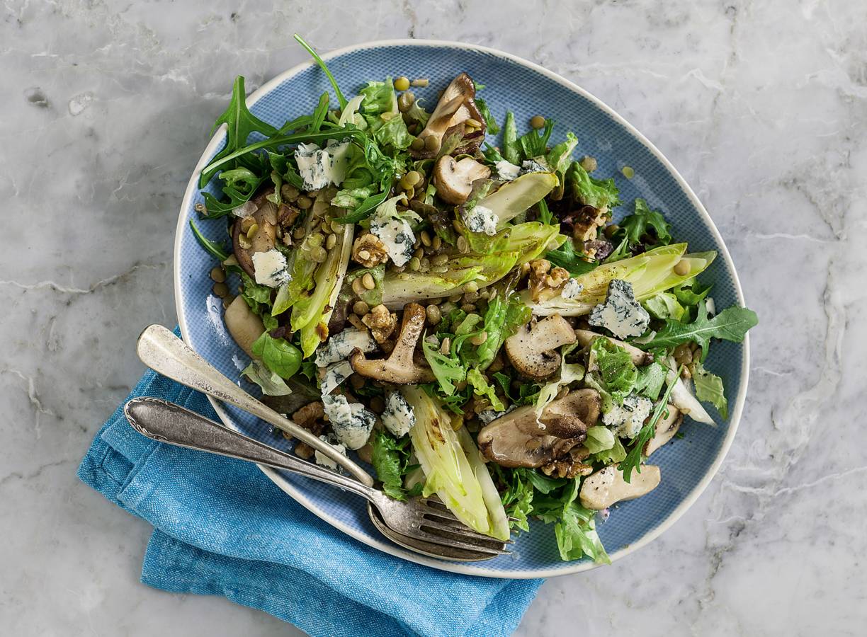 Herfstsalade met witlof, pittige kaas en paddenstoelen