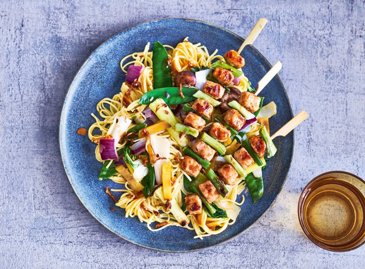 Vega 'yakitori' met mie & Japanse wokgroente