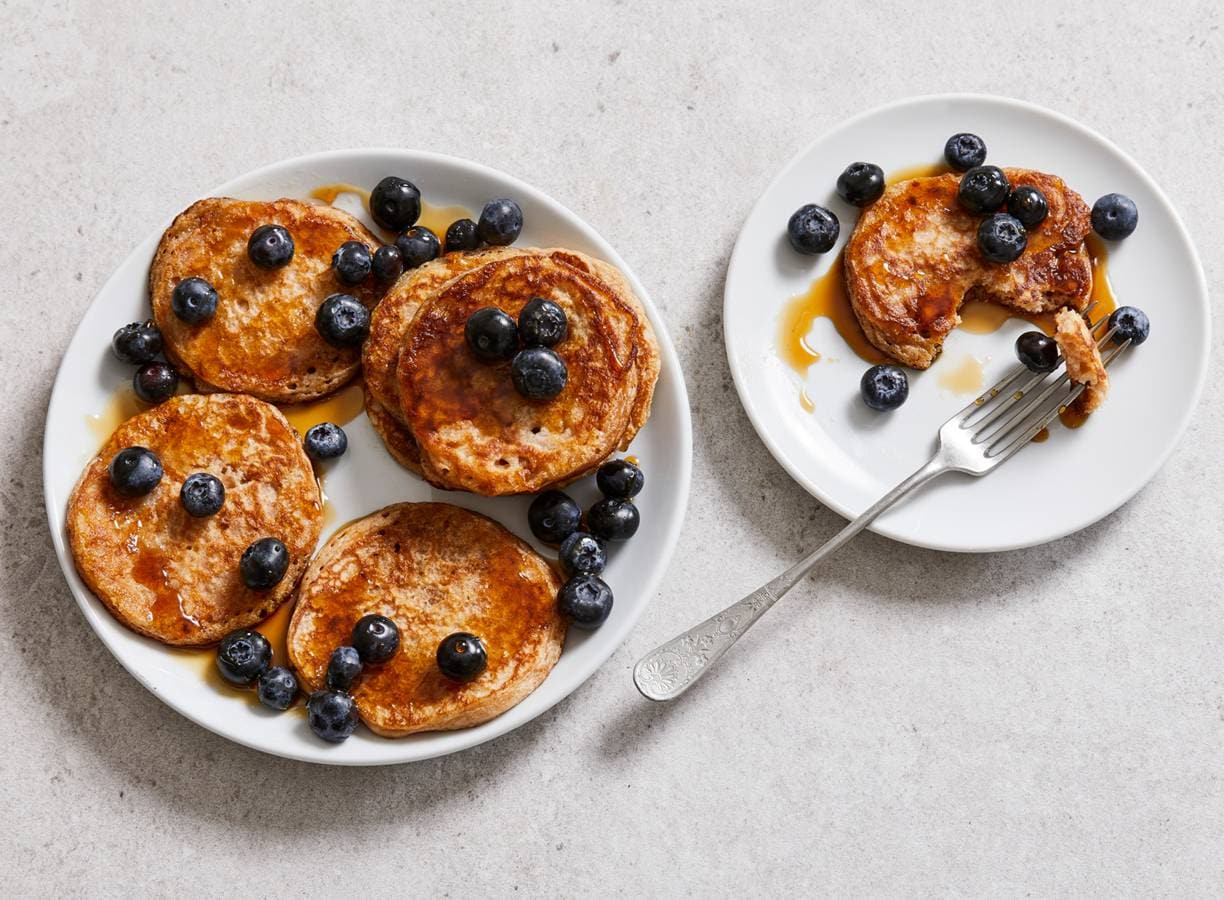 American pancakes met blauwe bessen en ahornsiroop