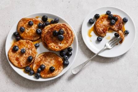 American pancakes met blauwe bessen en ahornsiroop