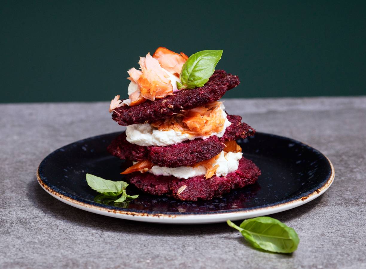 Bietenlatkes met warmgerookte zalm en room