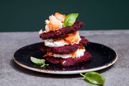Bietenlatkes met warmgerookte zalm en room