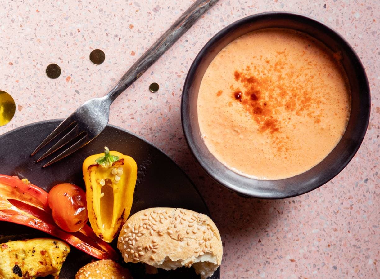 Frisse yoghurtsaus met gegrilde paprika
