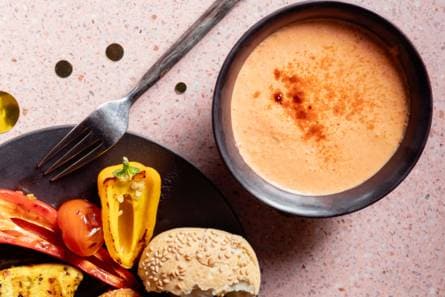 Frisse yoghurtsaus met gegrilde paprika