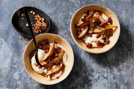 Griekse yoghurt met geroosterde peer