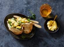Mix oer-Hollandse smaken met inspiratie uit India en een verrassend lunchbroodje is in de maak.