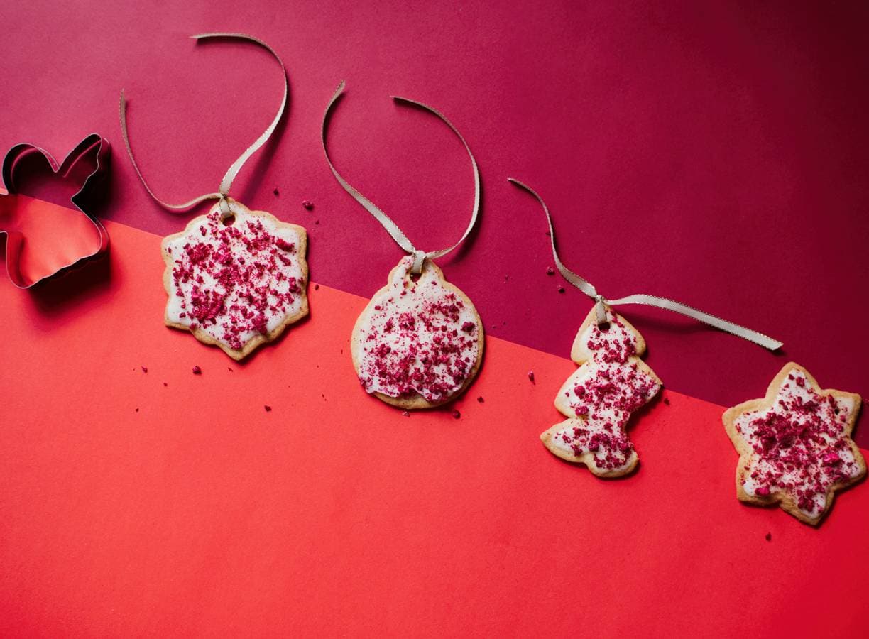 Kerstkoekjes met verkruimeld rood fruit