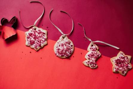 Kerstkoekjes met verkruimelde frambozen