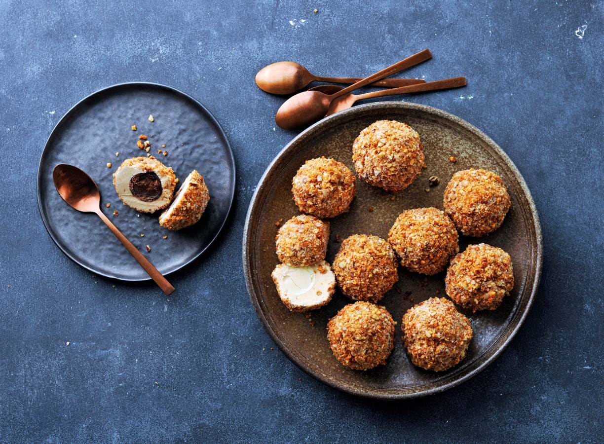 Krokante ijsbonbon van kaneelijs & Lindor chocolade