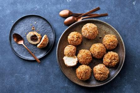 Krokante ijsbonbon van kaneelijs & Lindor chocolade