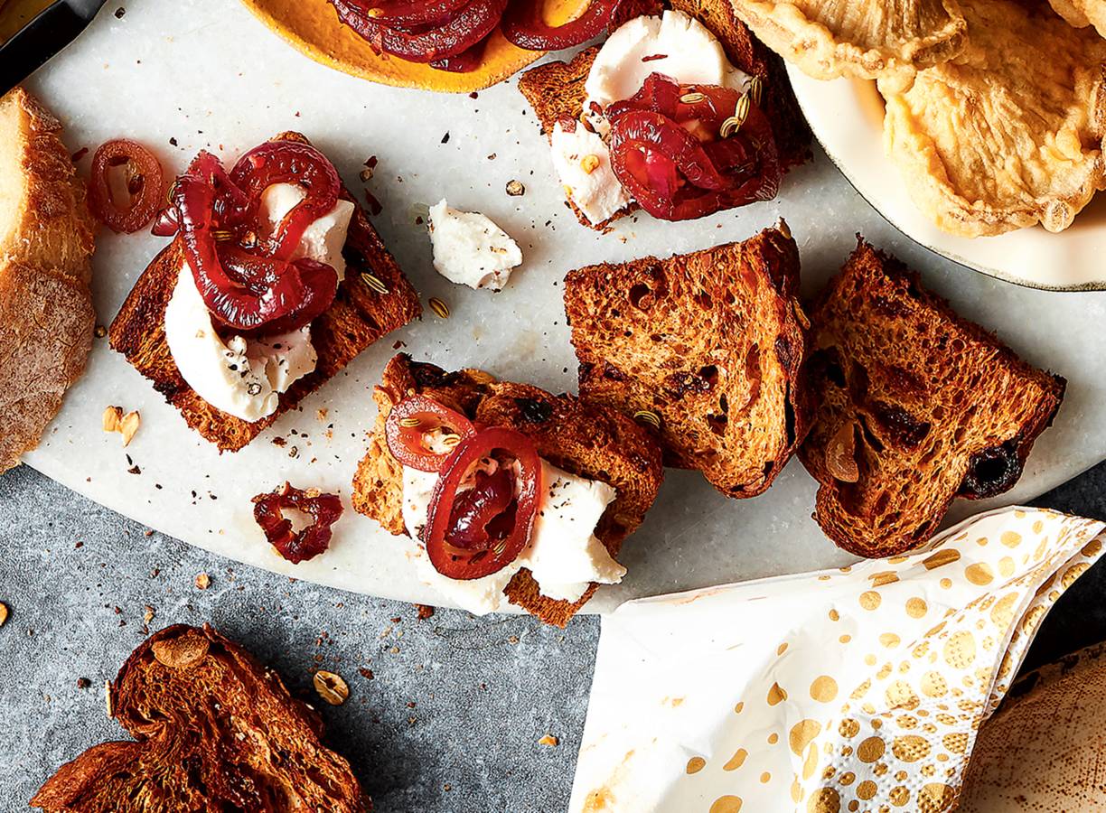 Notenbroodbruschette met uienchutney en geitenkaas