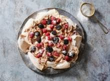 Met pavlova met double choco yoghurt is het meteen feest. Knap als je 't bij één portie weet te houden!