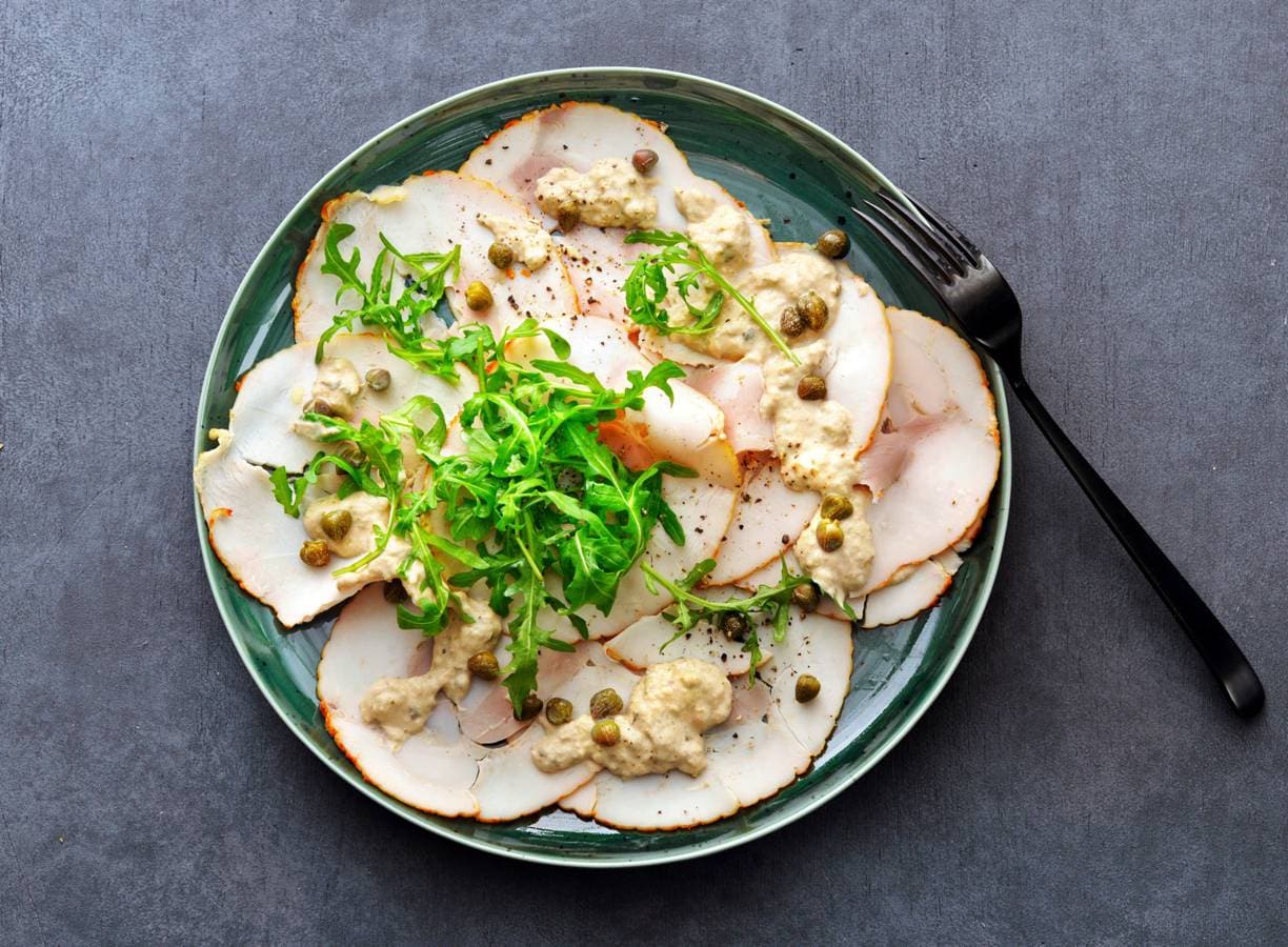 Pollo tonnato met rucola & kappertjes