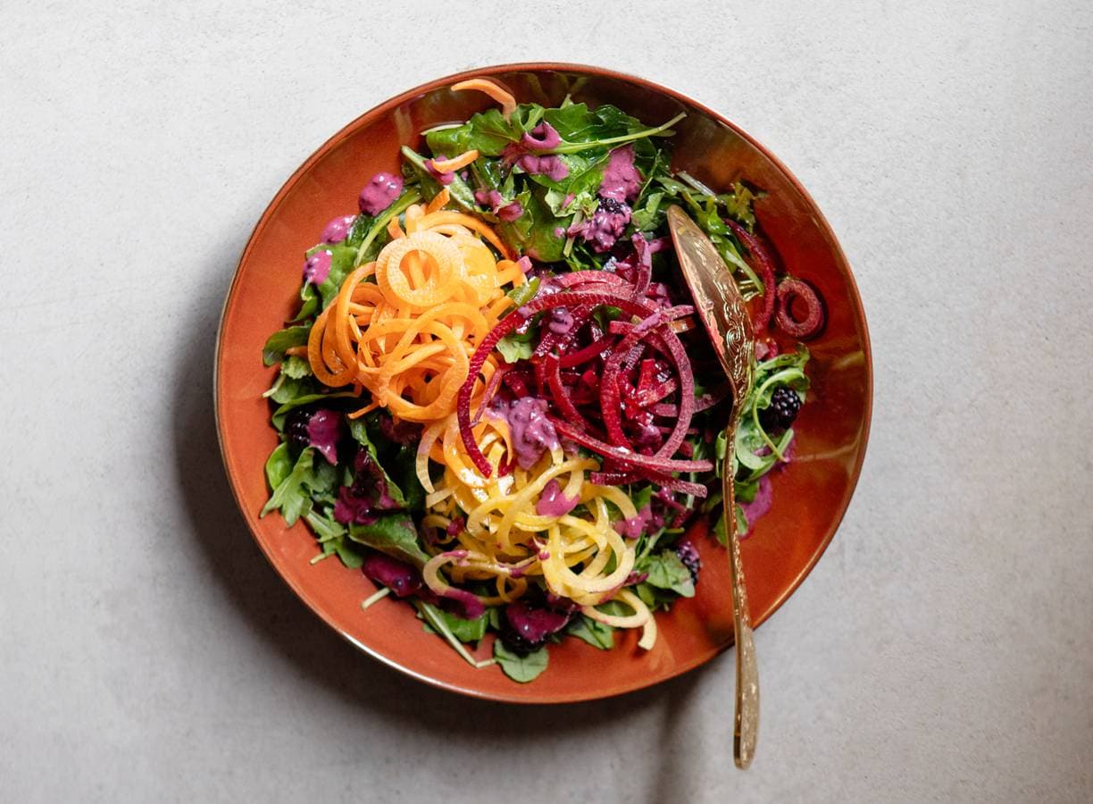 Regenboogsalade met bramendressing